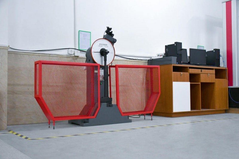 Stroj za testiranje udarcev