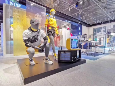 Serija čevljev in oblačil