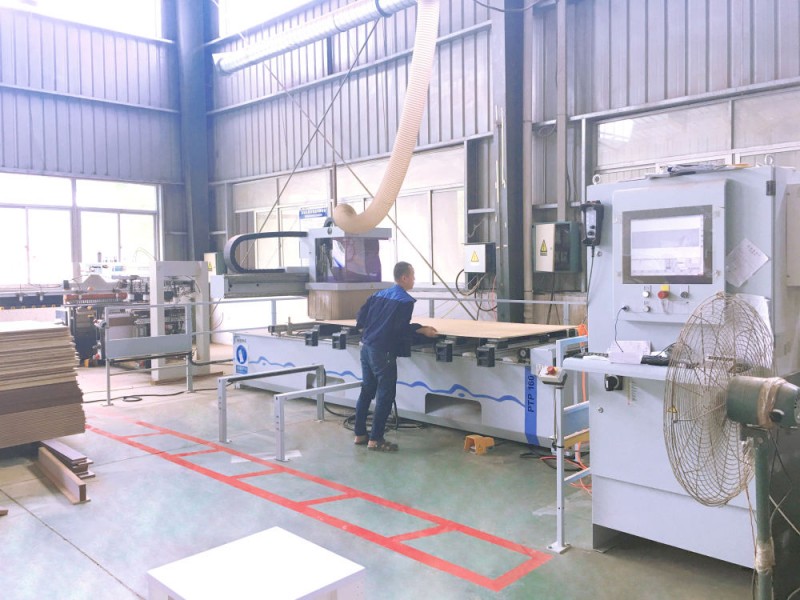 Leseni obdelovalni center CNC